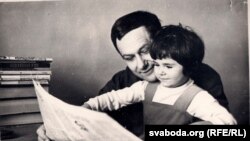 Іван Мележ з дачкой Ларысай, 1965 г. З фондаў БДАЛМ