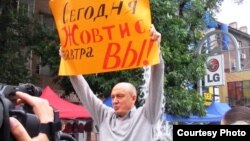 Саясаттанушы Виктор Ковтуновский Евгений Жовтиске шығарылған сот үкіміне наразылық білдіріп тұр. Алматы, 9 қыркүйек 2009 жыл.