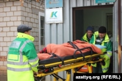 Дәрігерлердің талып қалған балаларды ауруханаға әкелген сәті. 28 қараша 2014 жыл.