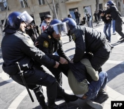 Bakı polisi müxalifətin aksiyasını dağıdır, 10 dekabr 2012