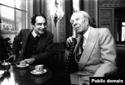 Italo Calvino (solda) Jorge Louis Borges-lə