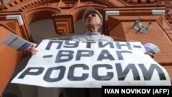 Российский общественный активист Владимир Ионов на Красной площади в Москве. Архивное фото