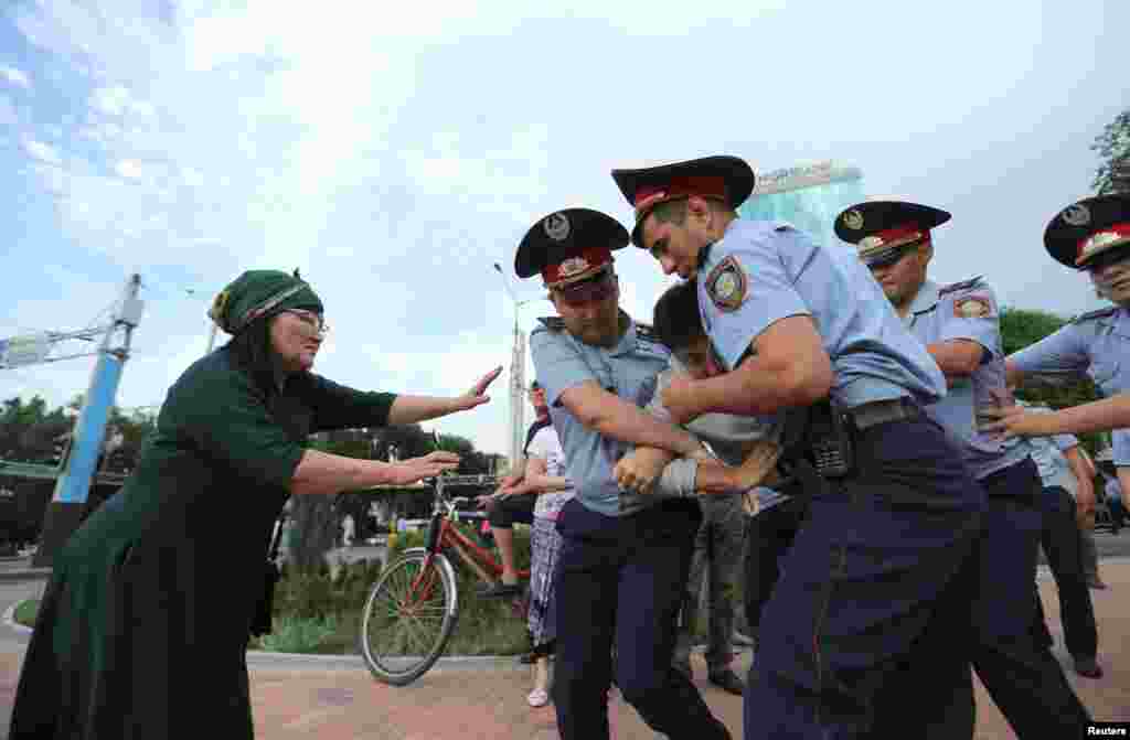 Алматы полициясы ұсталғандарды бөлімшеге әкетті.&nbsp;