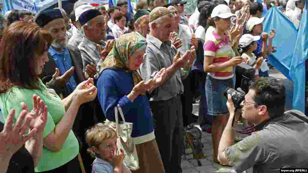 2007 год. Крымские татары читают дуа (молитву) перед траурным митингом, посвященным годовщине депортации народа