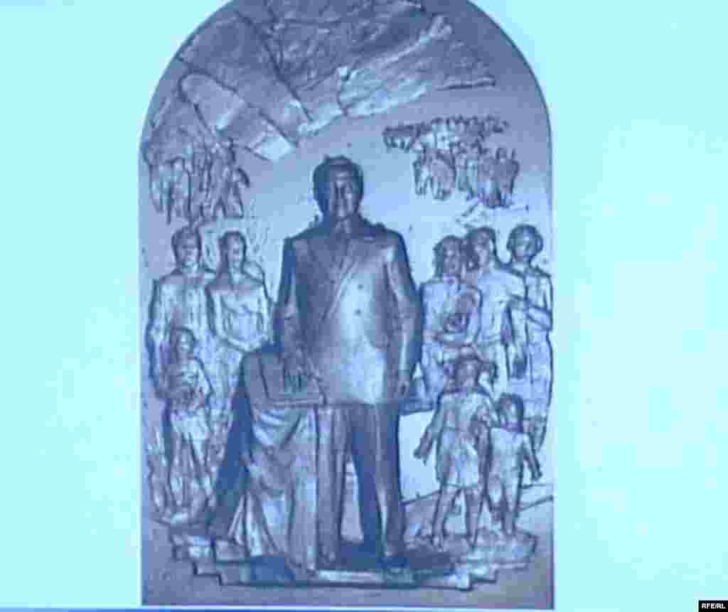 Астанада монументте президент Назарбаевтың барельеф кескіні. 