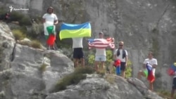 В Крыму прошли соревнования по прыжкам в воду со скалы (видео)