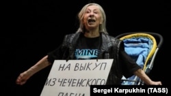 Актриса Лия Ахеджакова драматург Ринат Ташимов пен режиссер Бенджамин Коктың "Алғашқы нан" пьесасында. 