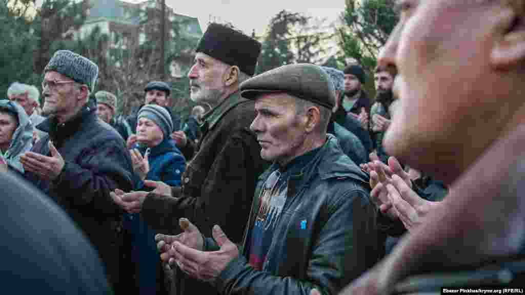 После заседания суда собравшиеся провели дуа. На фото – сын погибшей Веджие Кашка Ибрам