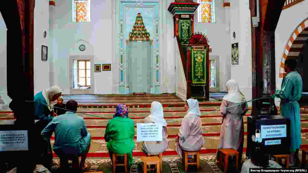 В мечети в это время проводится экскурсия для туристов