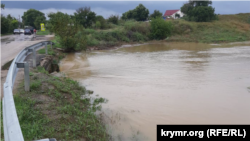 Бурный поток воды из речки Катерлез в Ленинском районе движется в сторону Керчи, 16 августа 2021 года