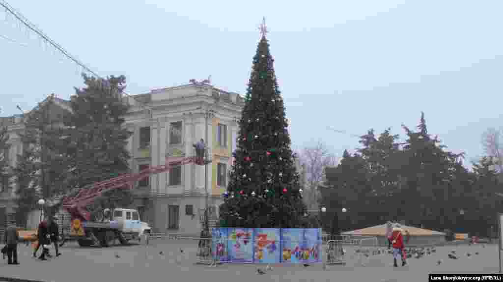 Городская елка на улице Розы Люксембург