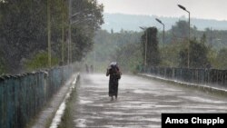 Жительница Гали идет по мосту, отделяющему сепаратистский регион Абхазию от Грузии. Архивное фото