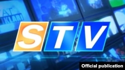 Өзбекстанның Самарқан қаласындағы жекеменшік STV телеарнасының белгісі.