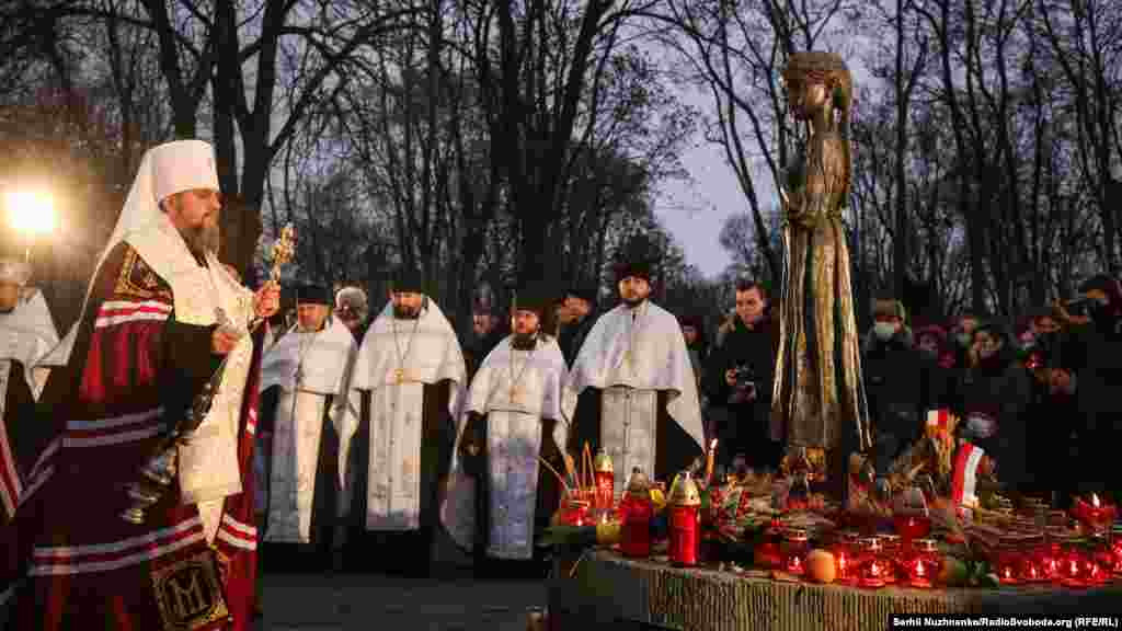 Панахиду провів глава Православної церкви України (ПЦУ) Епіфаній. У молебні також взяли участь представники Української греко-католицької церкви (УГКЦ)