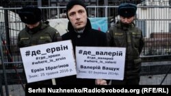 Акция под посольством России в Киеве в октябре прошлого года с требованием активизировать расследование исчезновений в Крыму