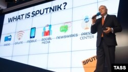 Дзьмітры Кісялёў расказвае пра праект Sputnik на прэзэнтацыі ў лістападзе