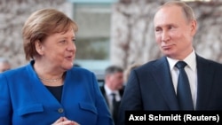 Almaniyanın keçmiş kansleri Angela Merkel (solda) və Vladimir Putin (Arxiv fotosu)