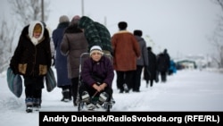 На КПВВ «Станица Луганская» людей с ограниченными возможностями, которые не способны передвигаться самостоятельно, перевозят на тачках родственники или специально нанятое сопровождение