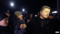 Группа пророссийских активистов не пускает Петра Порошенко в здание Верховной Рады Крыма. Симферополь, 28 февраля 2014 года