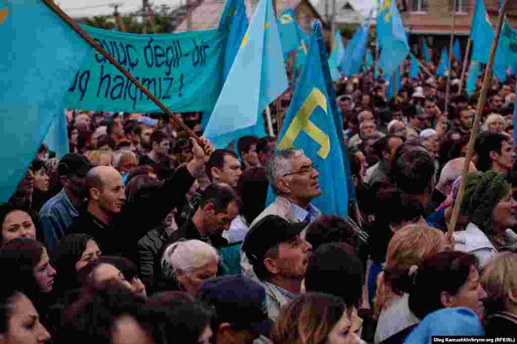 Crimean Tatar people mourning rally on May 18 in Simferopol 