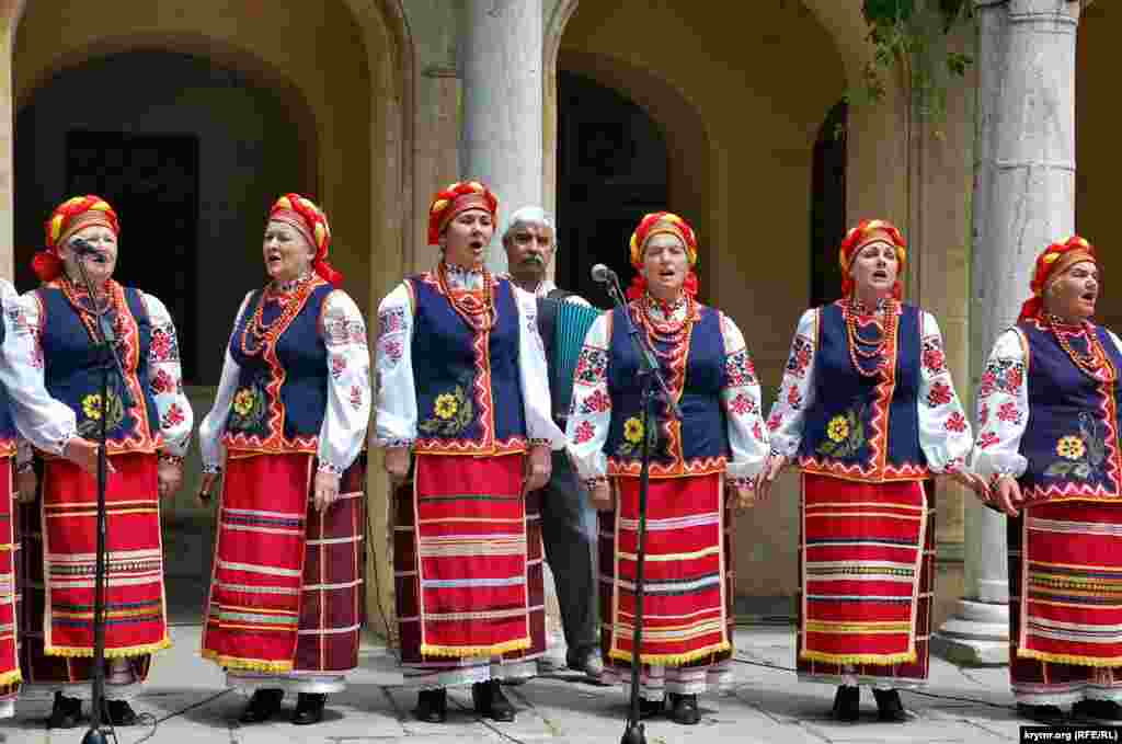 Украинский самодеятельный народный ансамбль&nbsp;&laquo;Візерунки&raquo;&nbsp;дворца культуры &laquo;Севастопольский&raquo; что в поселке Сахарная Головка