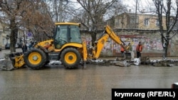 Работают и в грязь, и в слякоть: ремонт дорог в Симферополе (фоторепортаж)