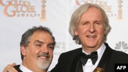  Jon Landau (solda) və James Cameron 