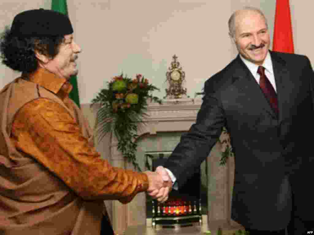 2 noyabr 2008-ci il. Qaddafi Minskdə Belorusun prezidenti Alyaksandr Lukashenka ilə g&ouml;r&uuml;şdə.&nbsp;